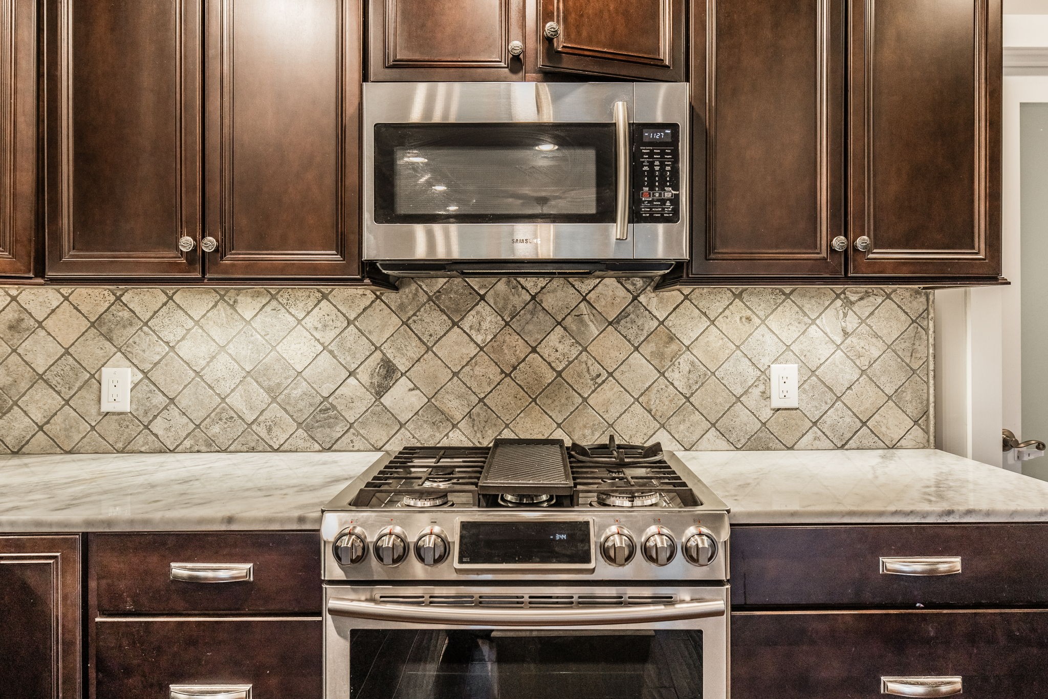 181 Lake Valley Road Hendersonville, TN 37075 - Photo 20 of 60 a stove top oven sitting inside of a kitchen