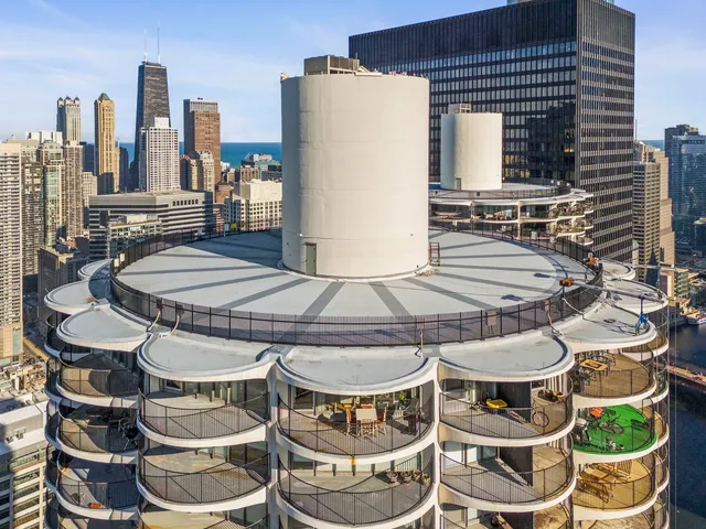 a table and chairs in front of a white house