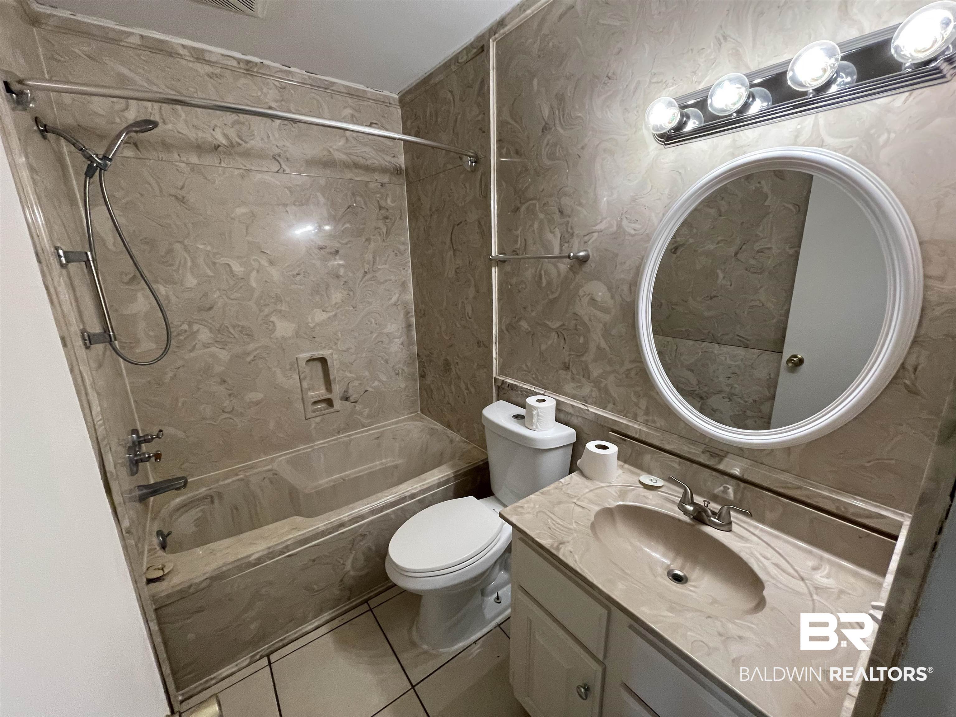 402 West Myrtle Avenue Foley, AL 36535 - Photo 23 of 38 Hall/Guest Bath