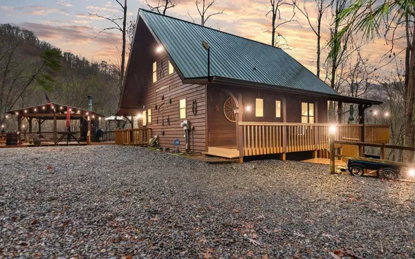 a view of a house with backyard