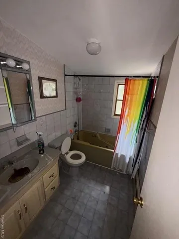 a view of entryway and hall