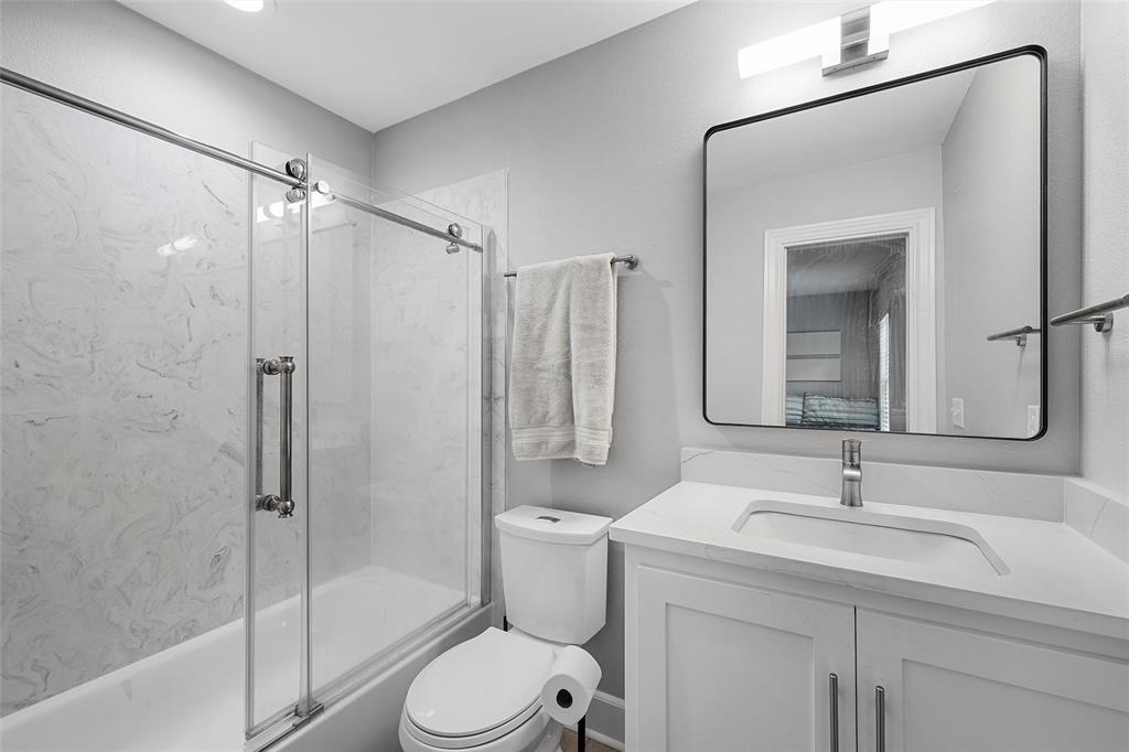 1500 South 10th Street Waco, TX 76706 - Photo 7 of 25 Full bath with enclosed tub / shower combo and vanity