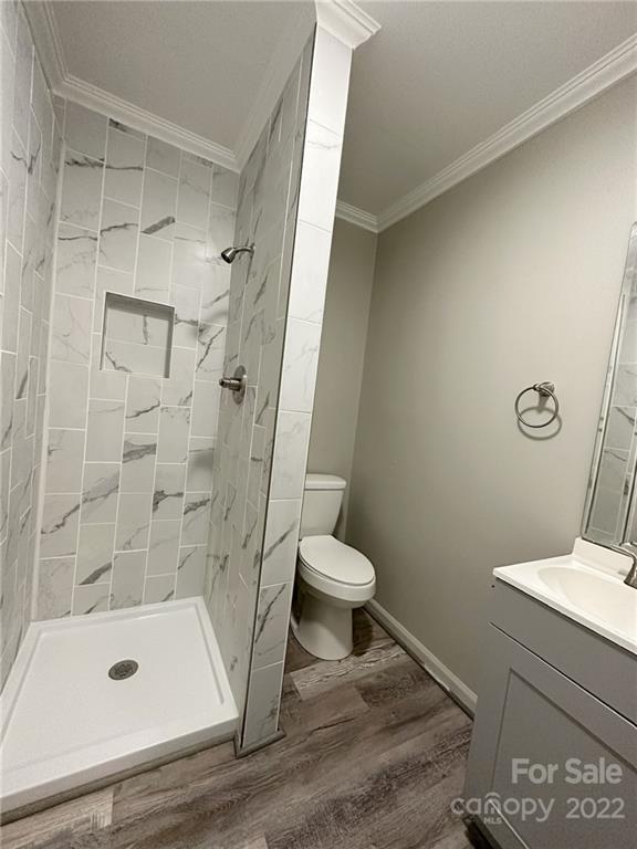 506 East Frederick Street Gaffney, SC 29340 - Photo 10 of 25 a bathroom with a shower and a toilet