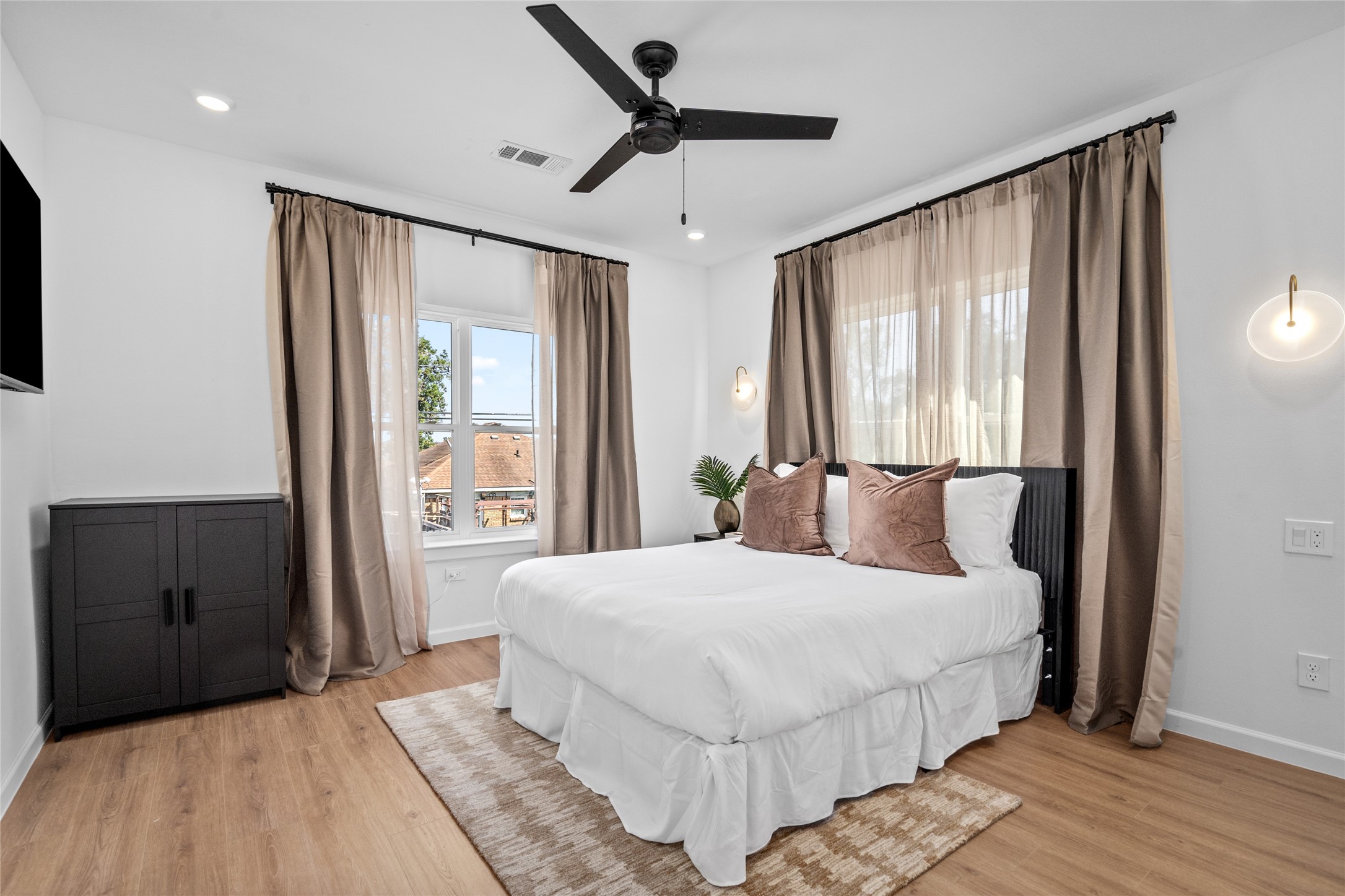 2901 Cleburne Street Houston, TX 77004 - Photo 39 of 50 a bedroom with a large bed and a window