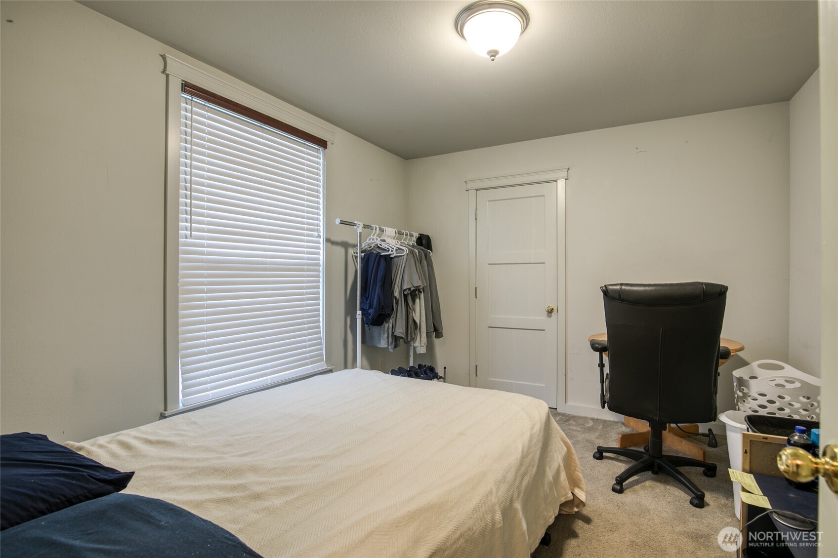 722 7th Avenue Aberdeen, WA 98520 - Photo 20 of 38 a bedroom with a bed and a chair