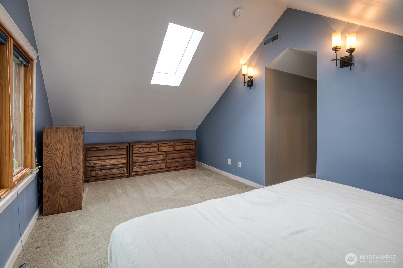 722 7th Avenue Aberdeen, WA 98520 - Photo 23 of 38 a view of a livingroom with furniture
