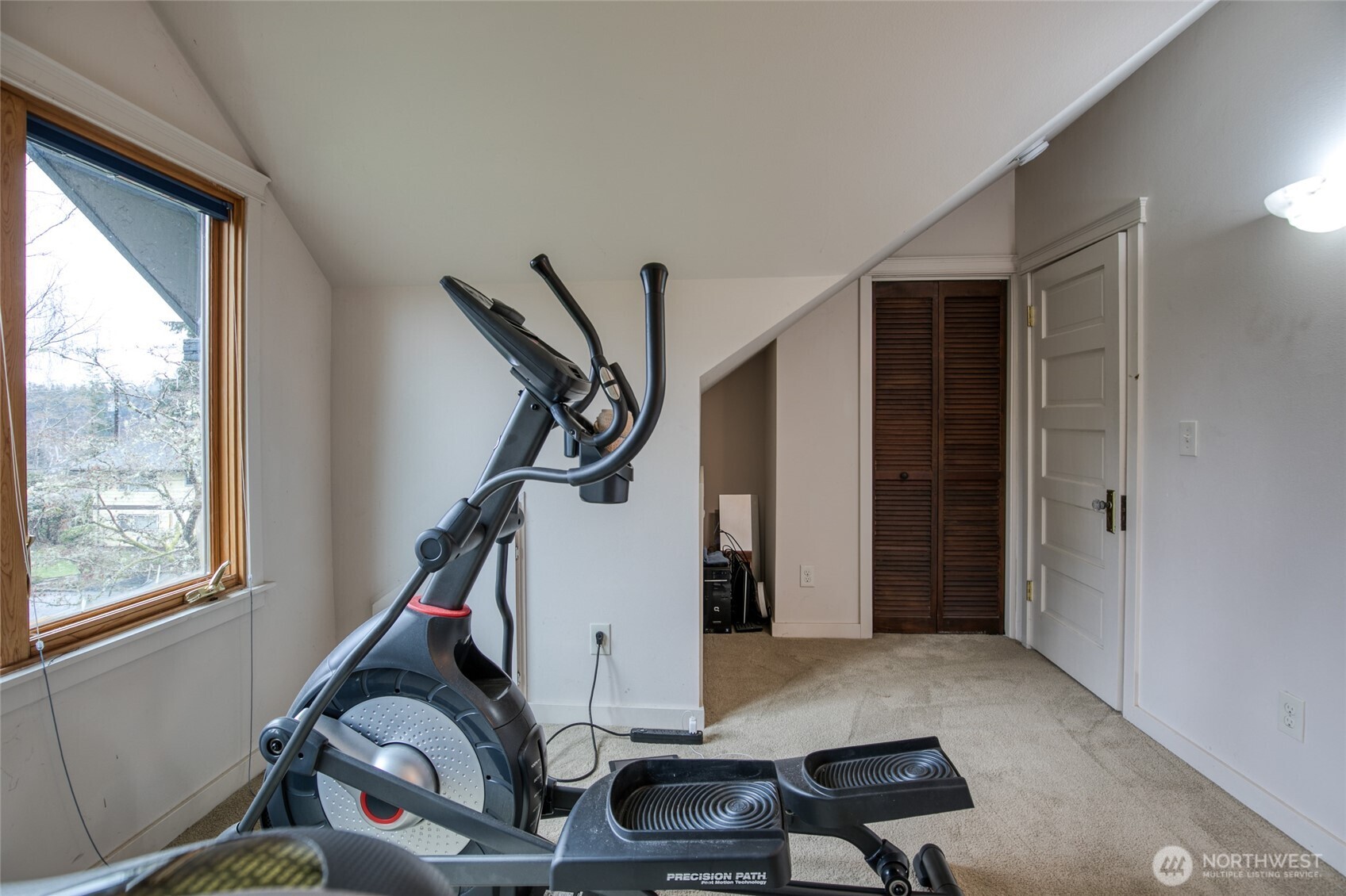 722 7th Avenue Aberdeen, WA 98520 - Photo 27 of 38 a room with gym equipment and windows