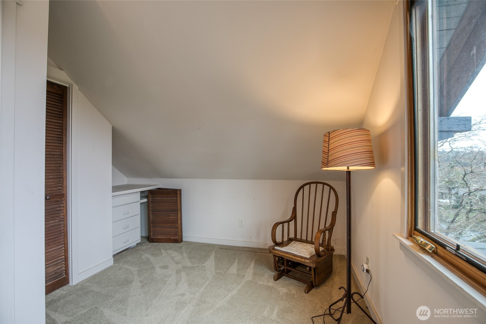 722 7th Avenue Aberdeen, WA 98520 - Photo 29 of 38 a room with furniture and a window