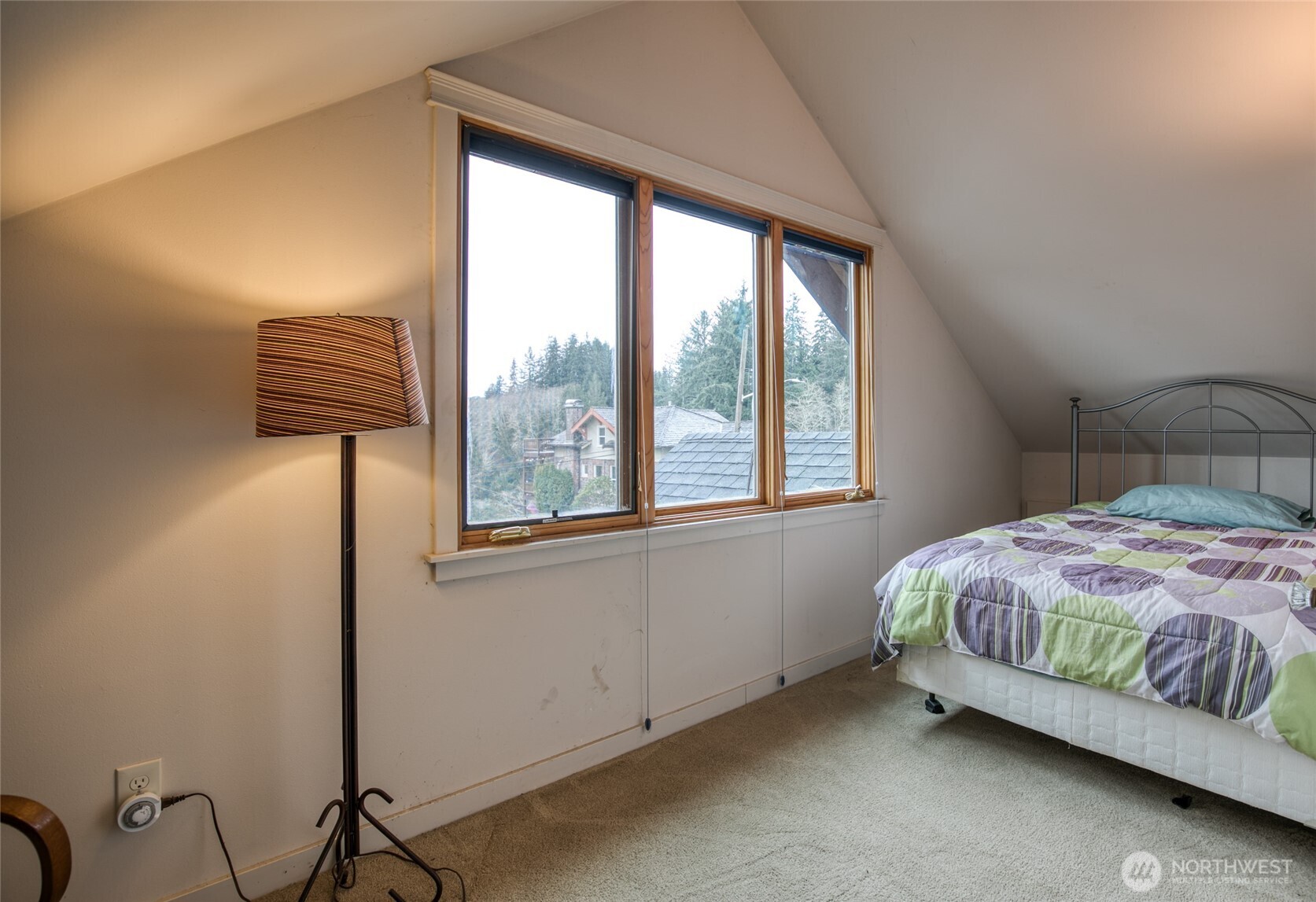 722 7th Avenue Aberdeen, WA 98520 - Photo 30 of 38 a bedroom with a bed and a window