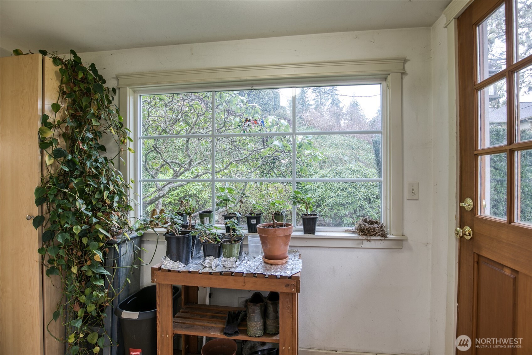 722 7th Avenue Aberdeen, WA 98520 - Photo 31 of 38 a very nice looking room with a large window and kitchen