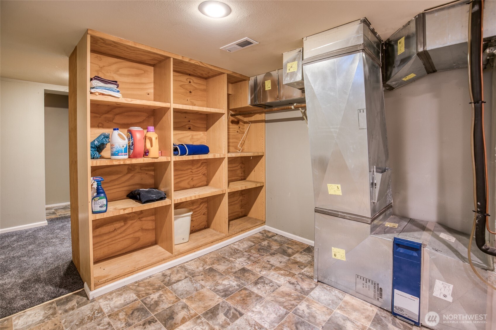 722 7th Avenue Aberdeen, WA 98520 - Photo 34 of 38 a room with closet and a window