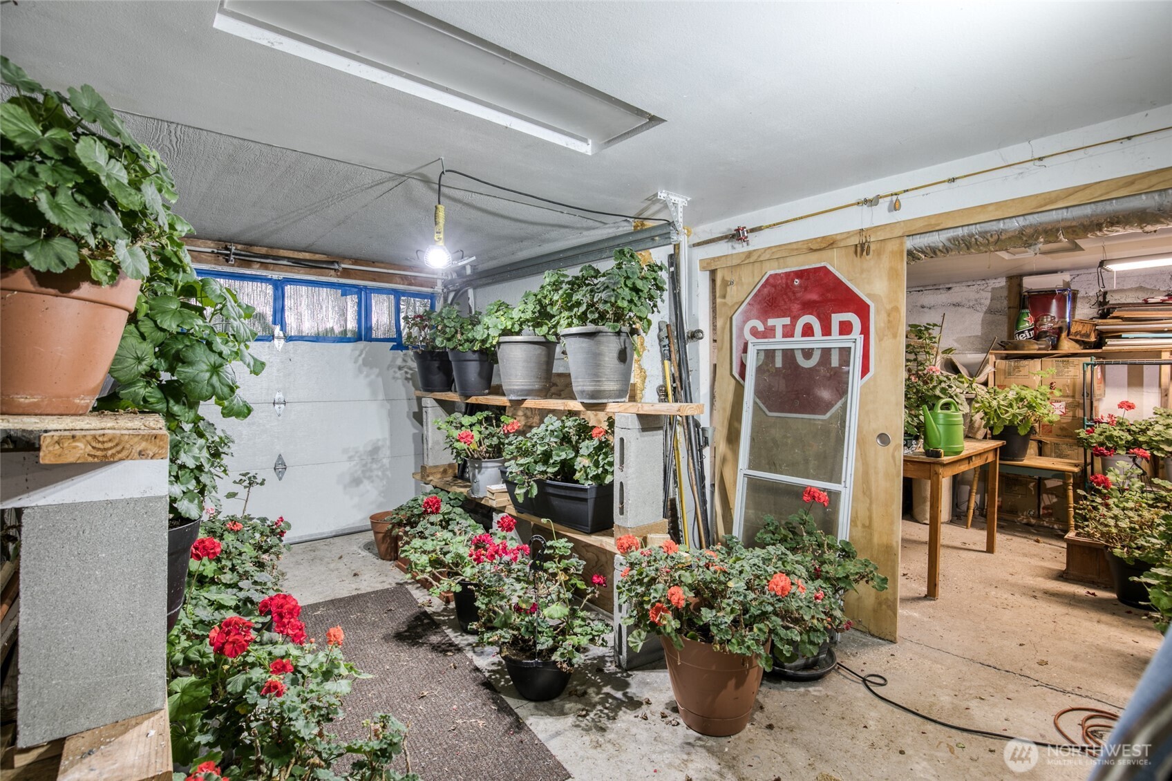 722 7th Avenue Aberdeen, WA 98520 - Photo 36 of 38 a bunch of flowers in a room
