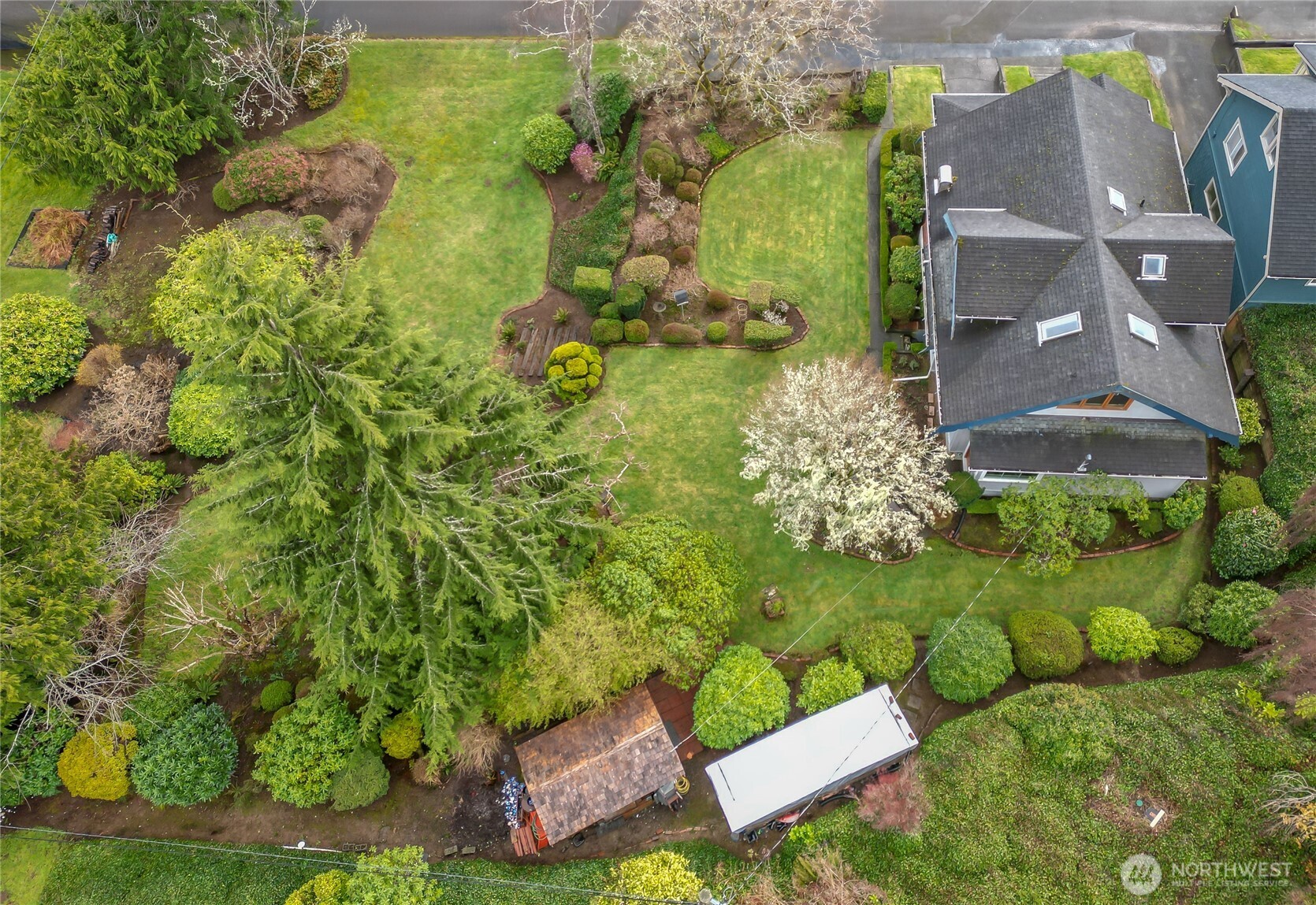 722 7th Avenue Aberdeen, WA 98520 - Photo 37 of 38 an aerial view of a house with a yard