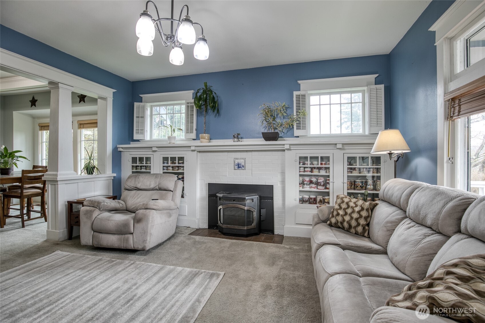 722 7th Avenue Aberdeen, WA 98520 - Photo 5 of 38 a living room with furniture and a fireplace