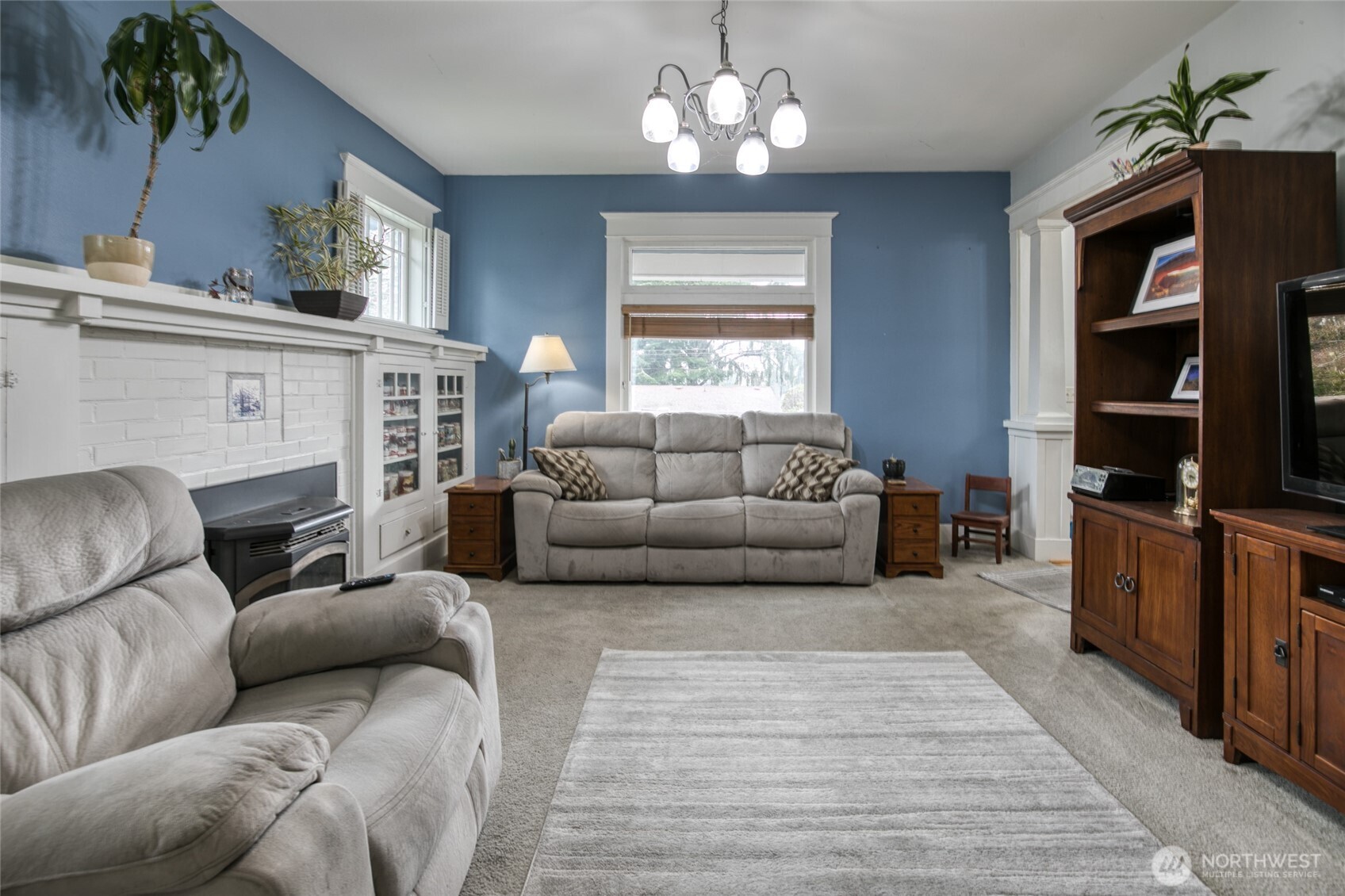 722 7th Avenue Aberdeen, WA 98520 - Photo 6 of 38 a living room with furniture fireplace and a window