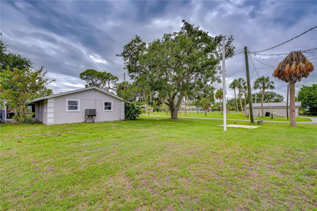 204 7th Street Southwest Ruskin, FL 33570 - Photo 2 of 20