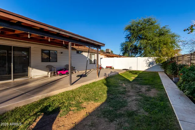 a view of back yard of the house