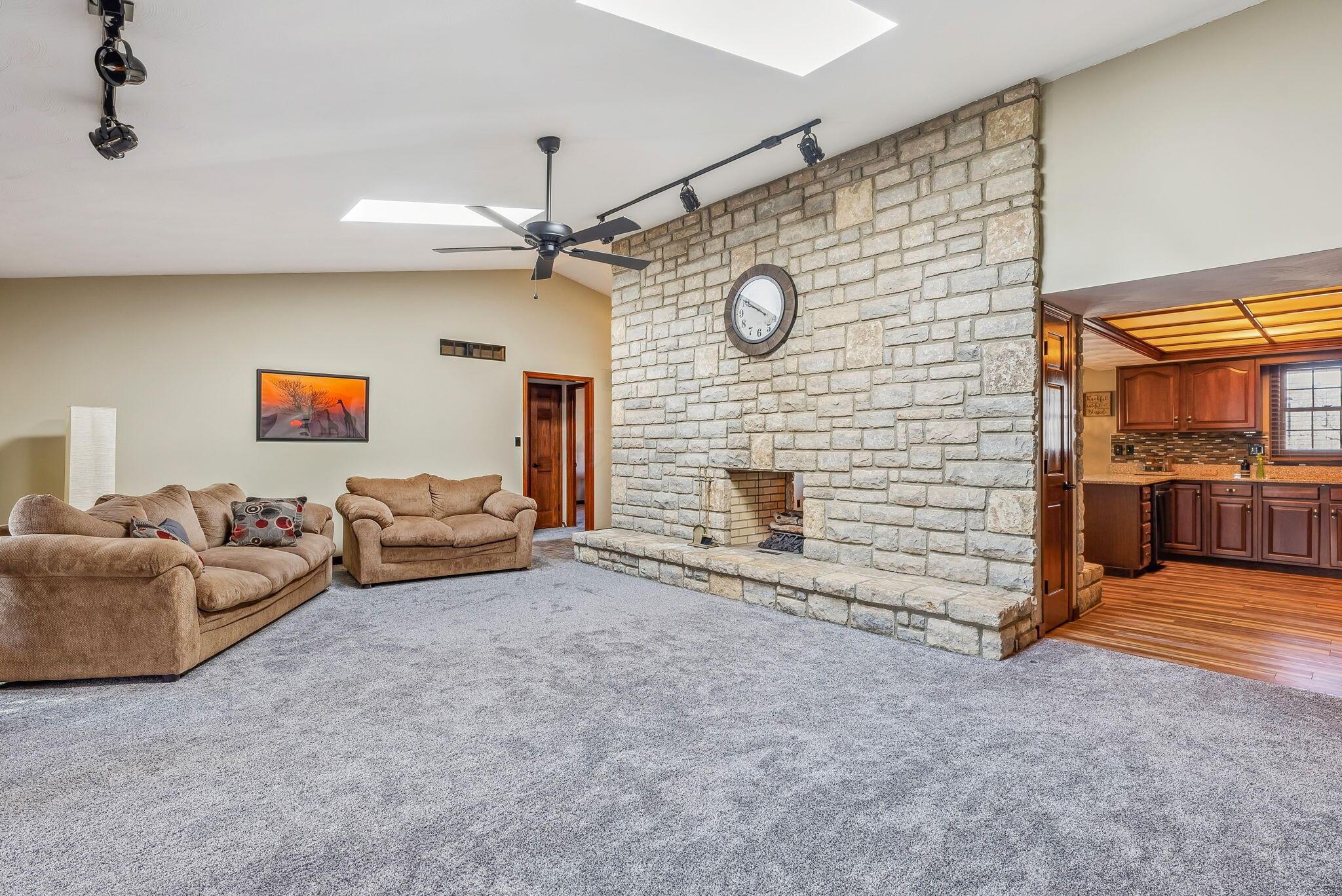 588 Country Club Road Columbus, OH 43213 - Photo 18 of 48 Livingroom 1