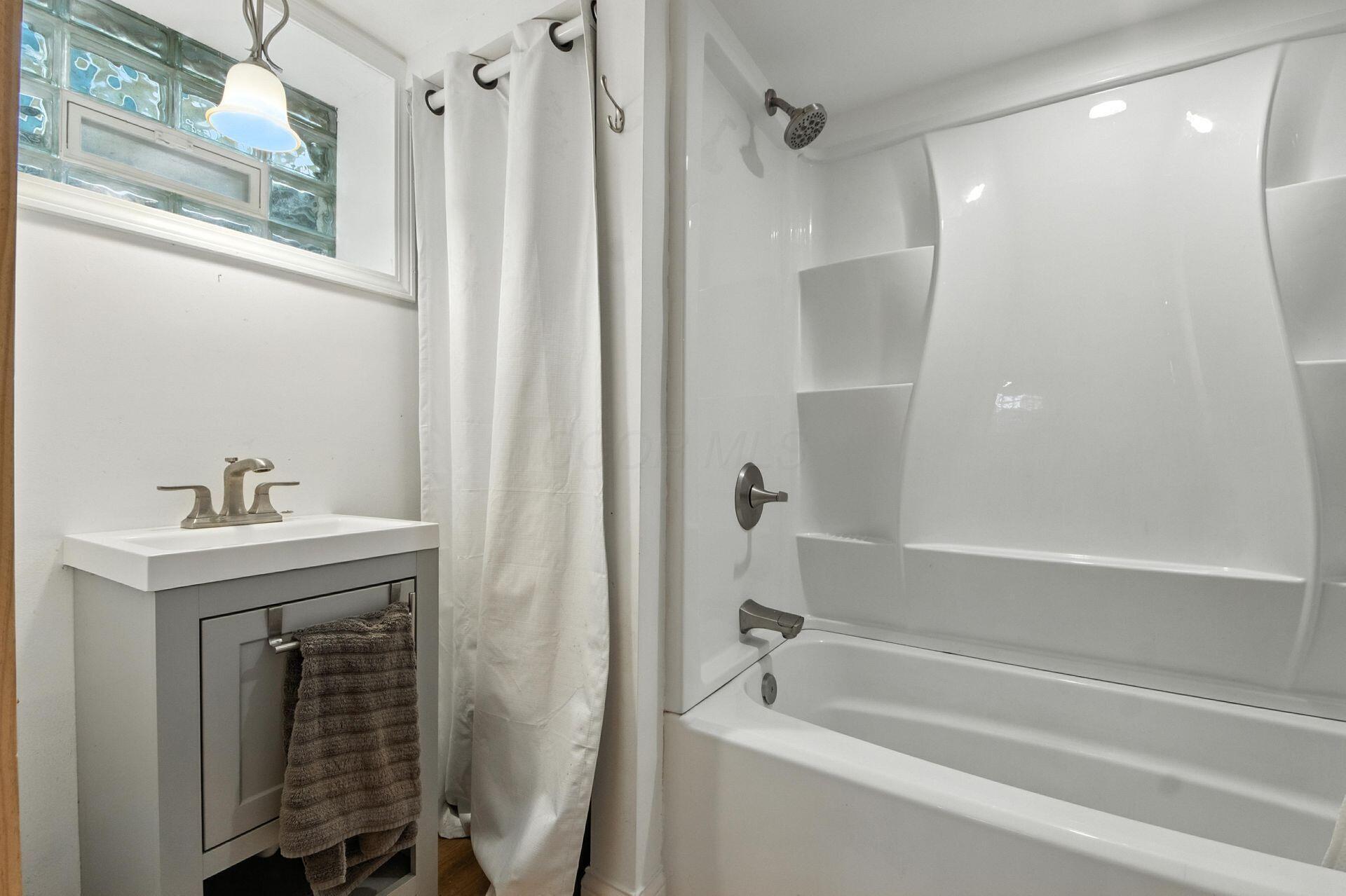 933 Vernon Road Columbus, OH 43209 - Photo 35 of 55 Full Bathroom Lower Level