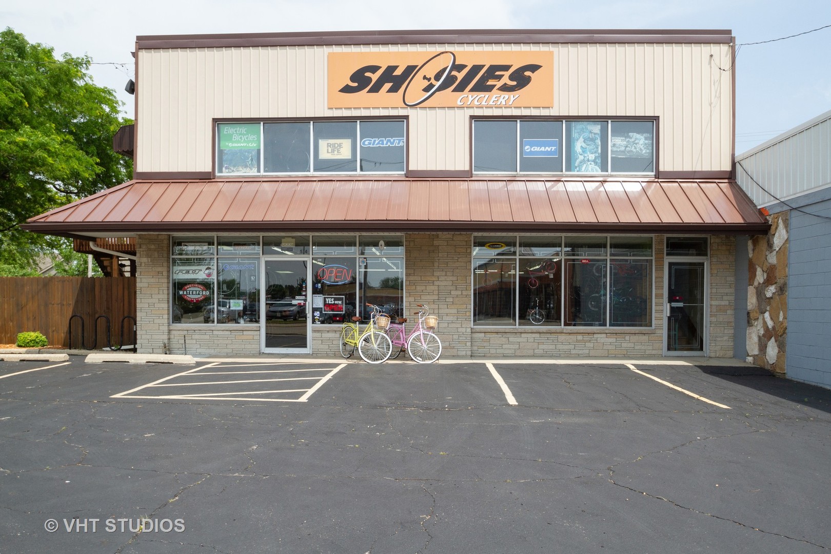 514 Windsor Road Loves Park, IL 61111 - Photo 2 of 33 a couple of table and chairs in front of building
