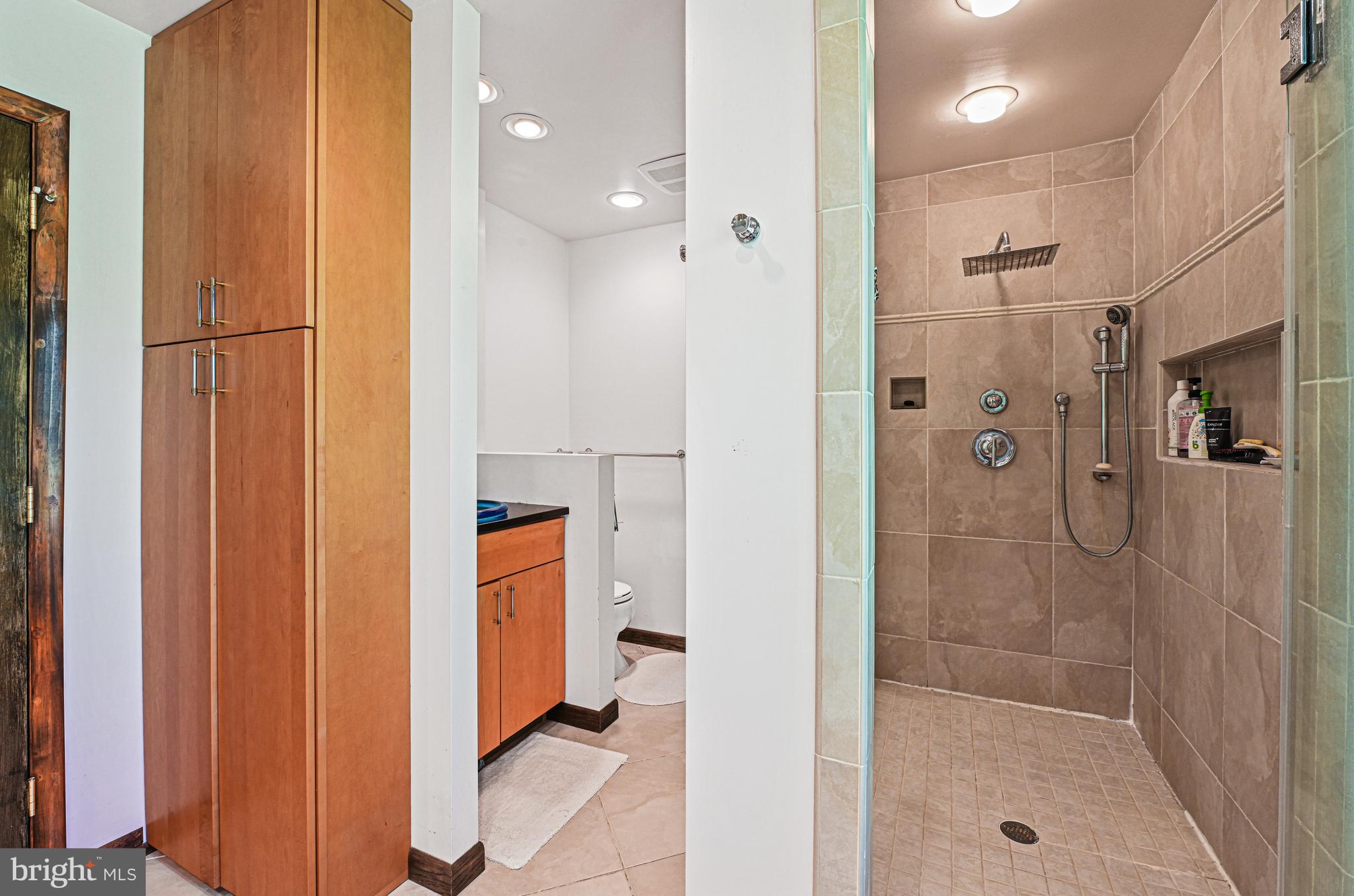 989 Saigon Road McLean, VA 22102 - Photo 23 of 55 Primary Bathroom
