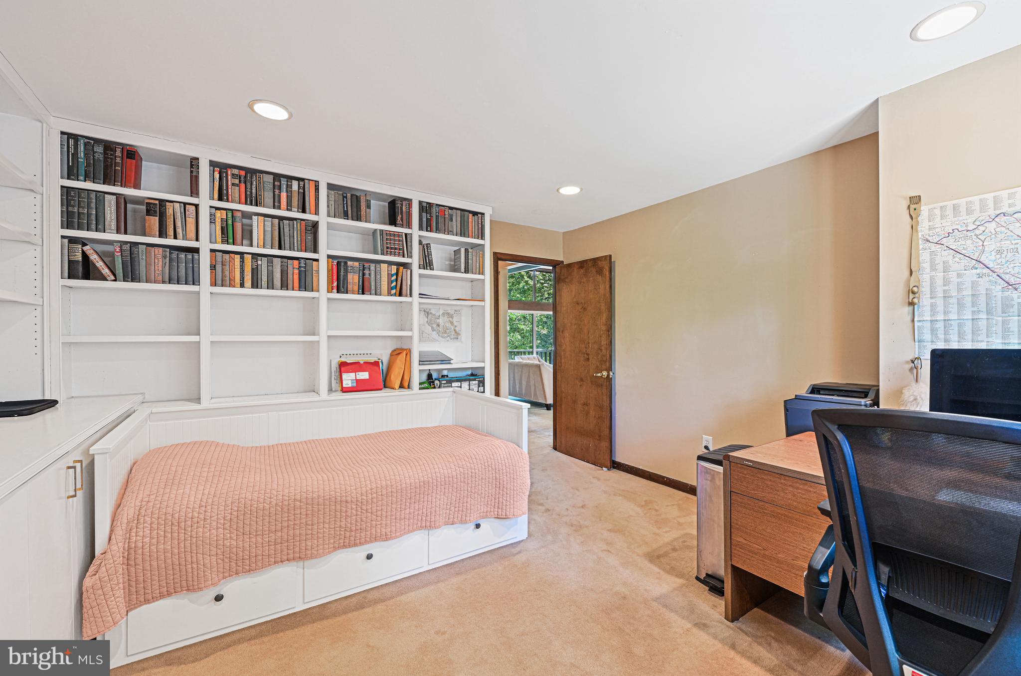 989 Saigon Road McLean, VA 22102 - Photo 25 of 55 Library