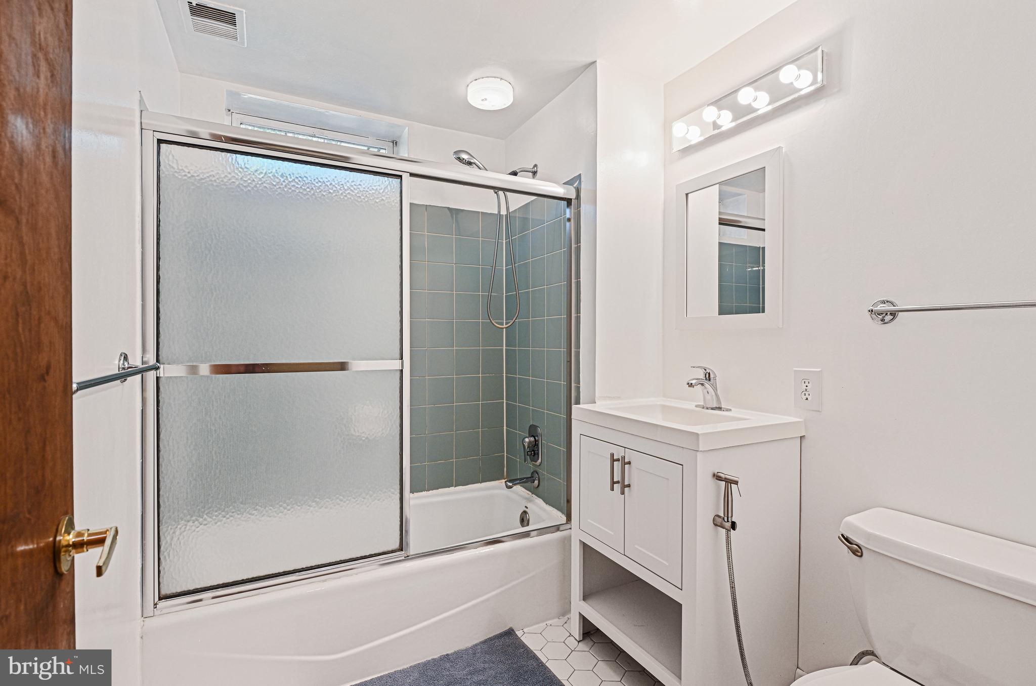 989 Saigon Road McLean, VA 22102 - Photo 32 of 55 Hall Full Bathroom