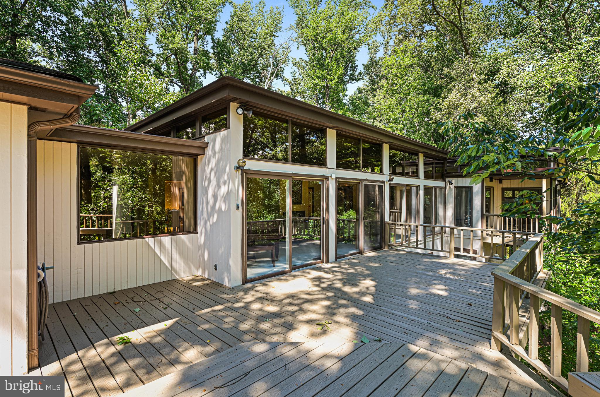 989 Saigon Road McLean, VA 22102 - Photo 33 of 55 Exterior - Deck
