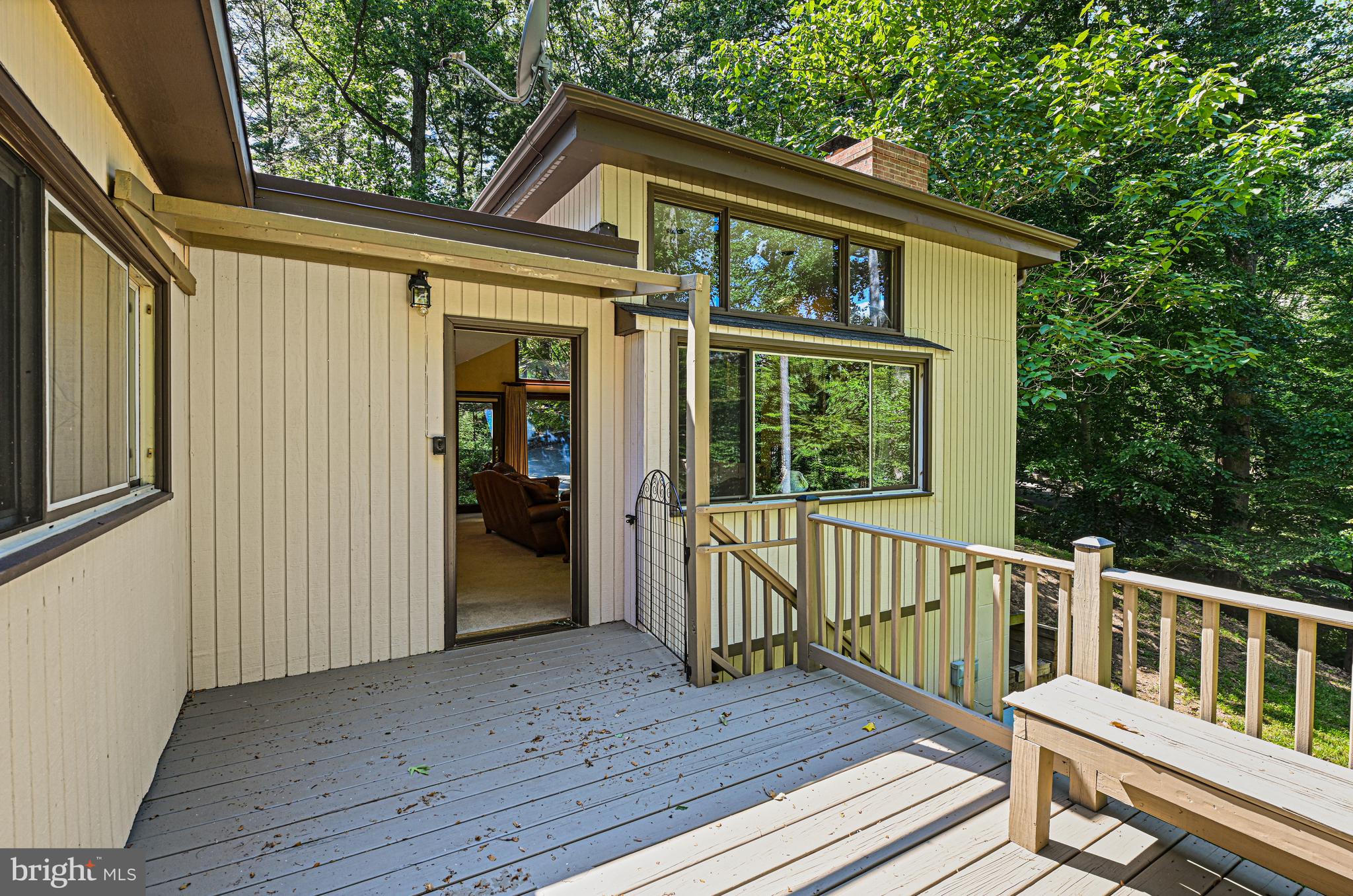 989 Saigon Road McLean, VA 22102 - Photo 44 of 55 Exterior - Deck off Family Room