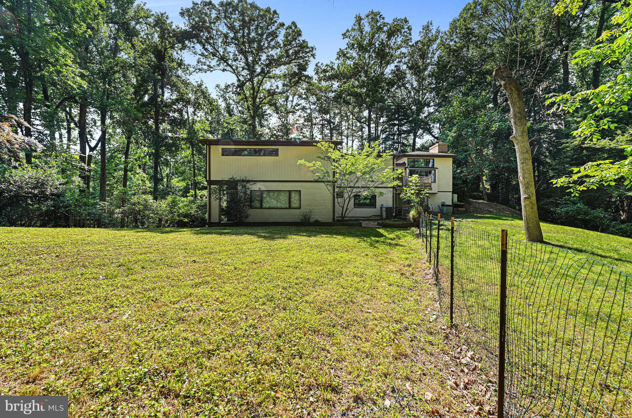 989 Saigon Road McLean, VA 22102 - Photo 50 of 55 Exterior - Side