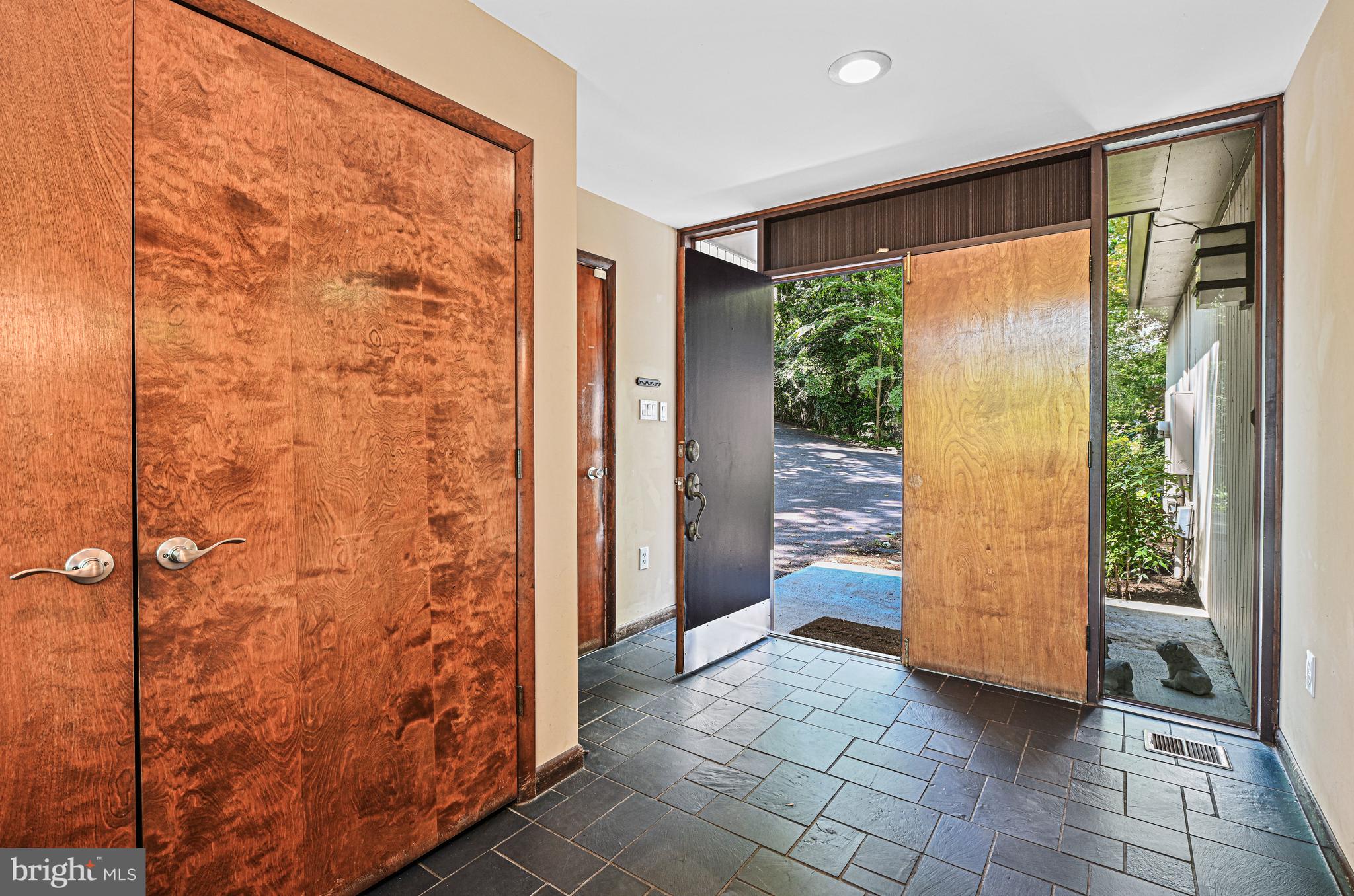 989 Saigon Road McLean, VA 22102 - Photo 6 of 55 Foyer