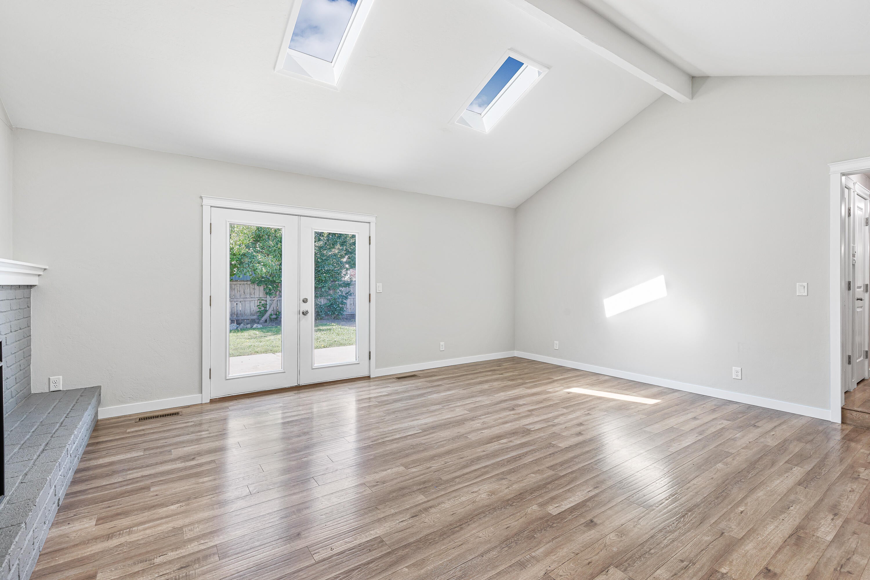 660 Hopkins Road Central Point, OR 97502 - Photo 10 of 25 Living Area Hopkins 2