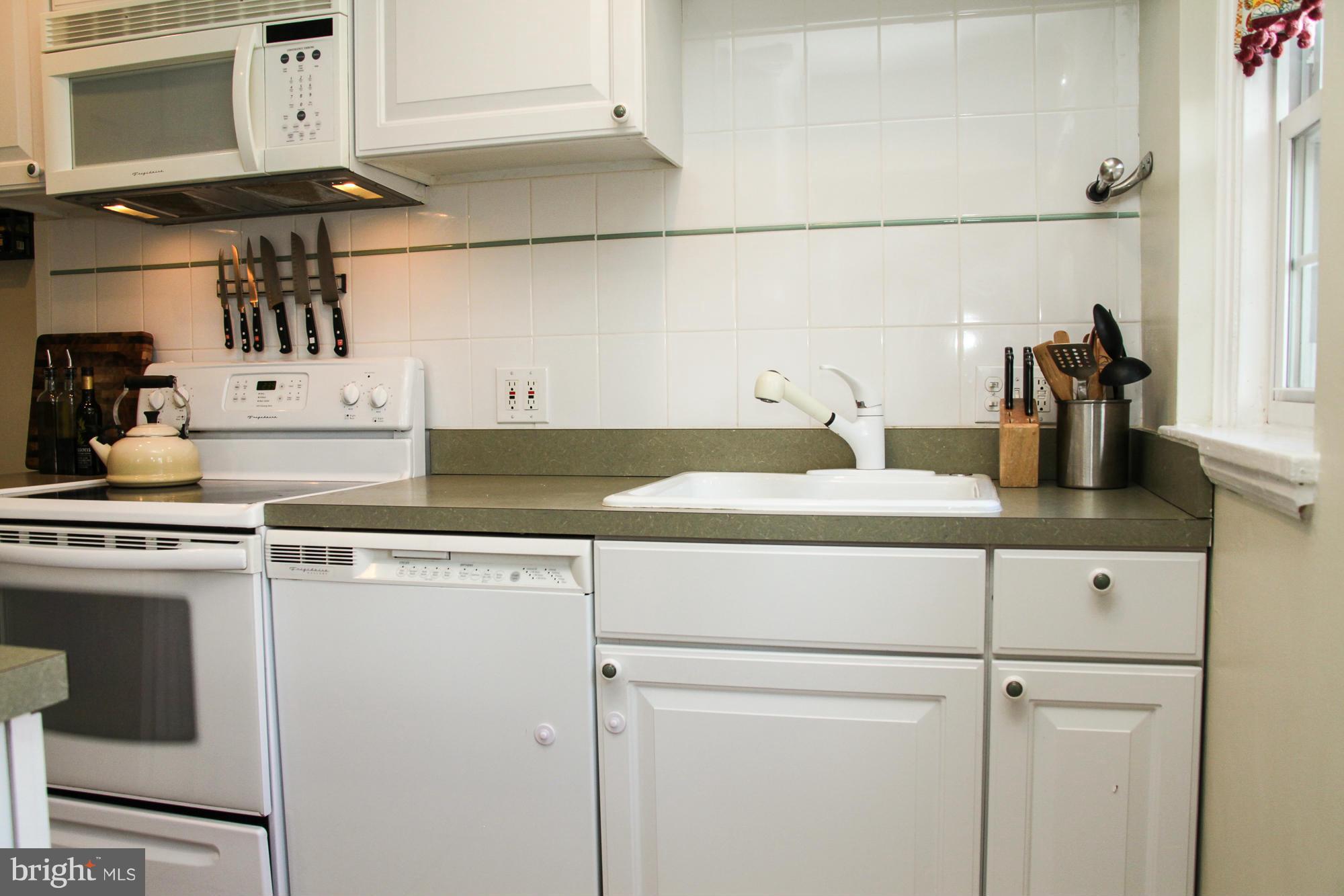 4632 31st Road South Arlington, VA 22206 - Photo 8 of 30 Sparkling white kitchen