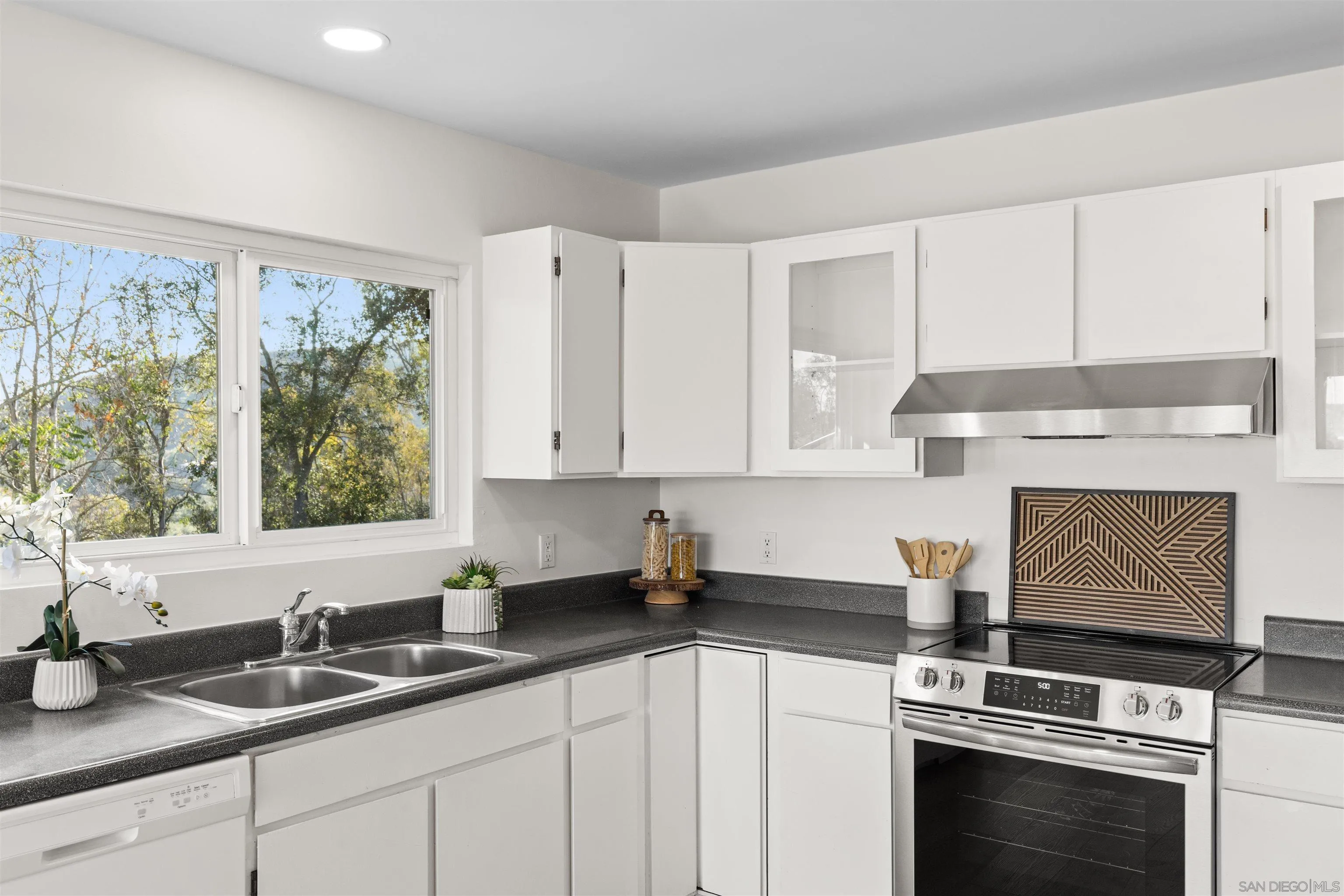 25311 Jesmond Dene Road Escondido, CA 92026 - Photo 4 of 51 Gallery Image 4
