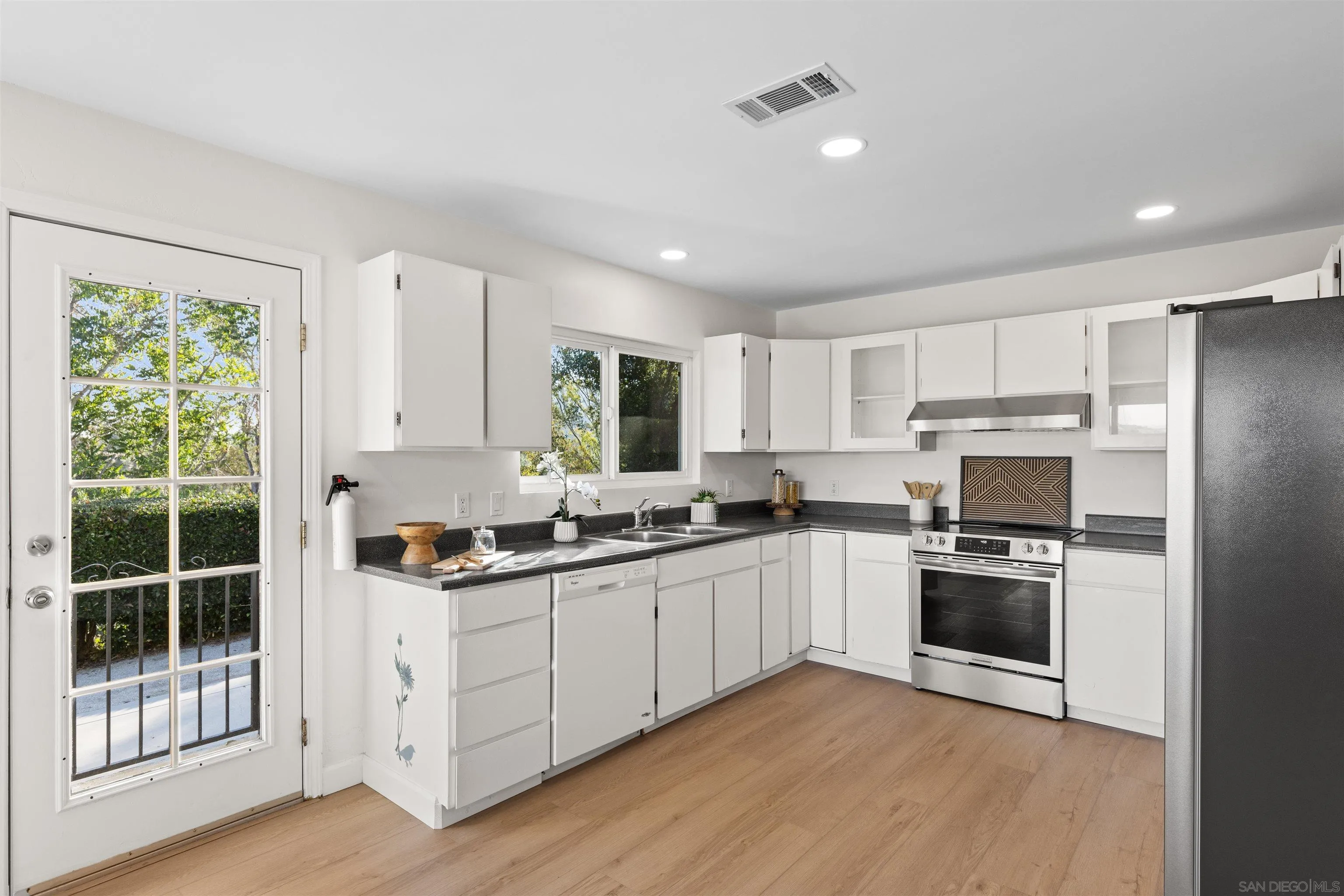 25311 Jesmond Dene Road Escondido, CA 92026 - Photo 9 of 51 Gallery Image 9