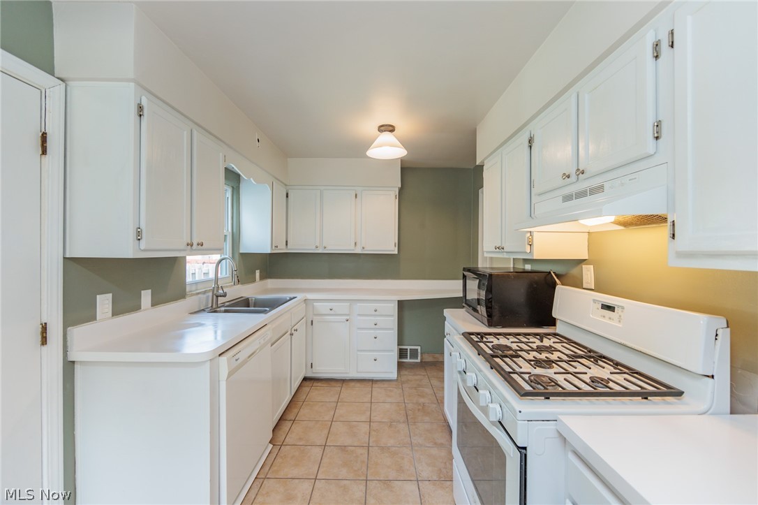 1284 Argonne Road Cleveland, OH 44121 - Photo 11 of 36