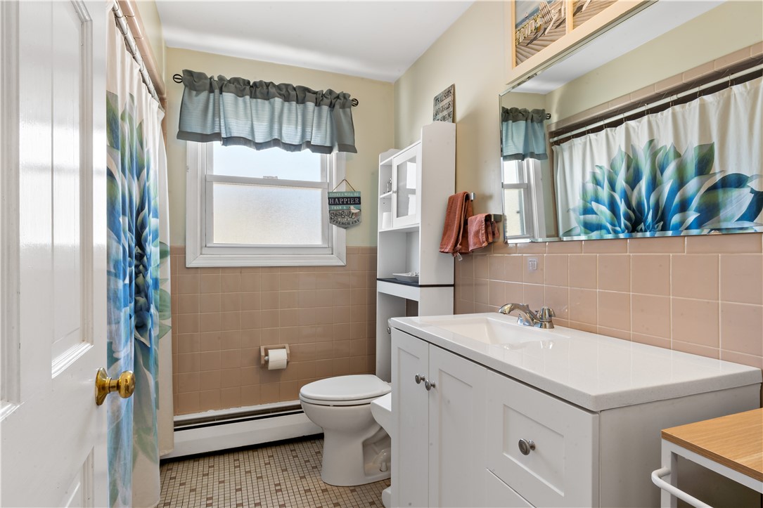 33 Detroit Avenue Warren, RI 02885 - Photo 15 of 40 1st floor bathroom