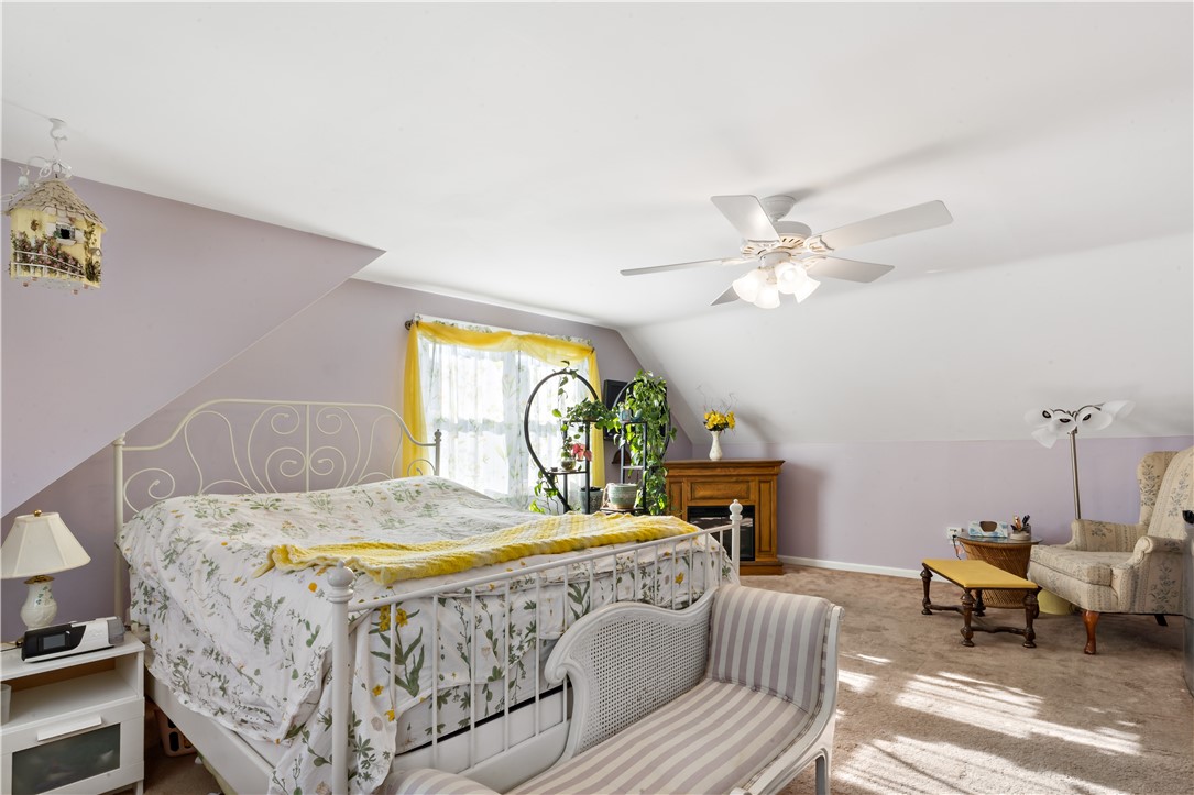 33 Detroit Avenue Warren, RI 02885 - Photo 22 of 40 3rd bedroom with private bathroom over garage