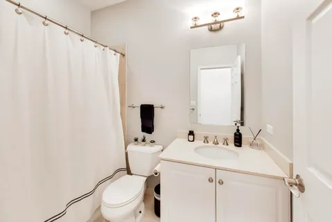 $875,000 | 628 West Wrightwood Avenue, Unit 3W, Chicago, IL 60614