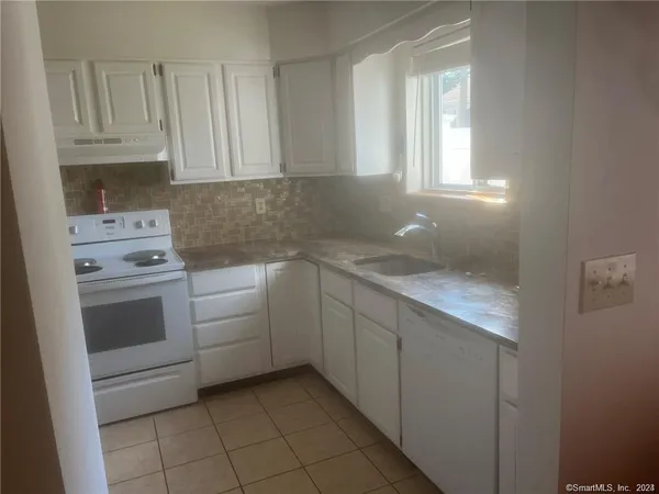 $2,100 | 10 MacIntosh Lane, Unit 10, Ansonia, CT 06401