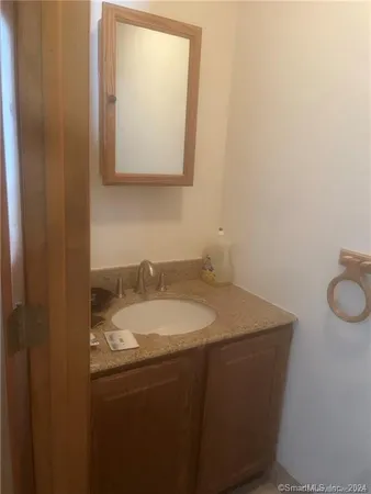 $2,100 | 10 MacIntosh Lane, Unit 10, Ansonia, CT 06401