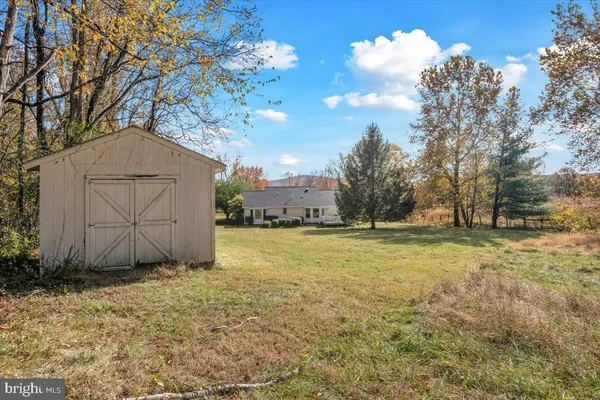 a view of a yard with a house