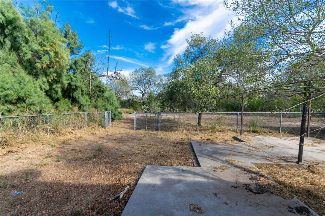 3867 Highway 59 George West, TX 78022 - Photo 26 of 40 a backyard of a house with lots of green space