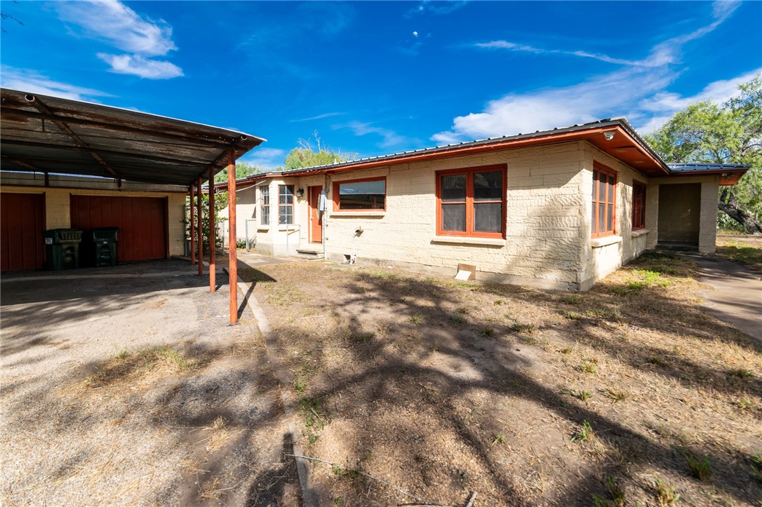 3867 Highway 59 George West, TX 78022 - Photo 5 of 40 a house view with a backyard space