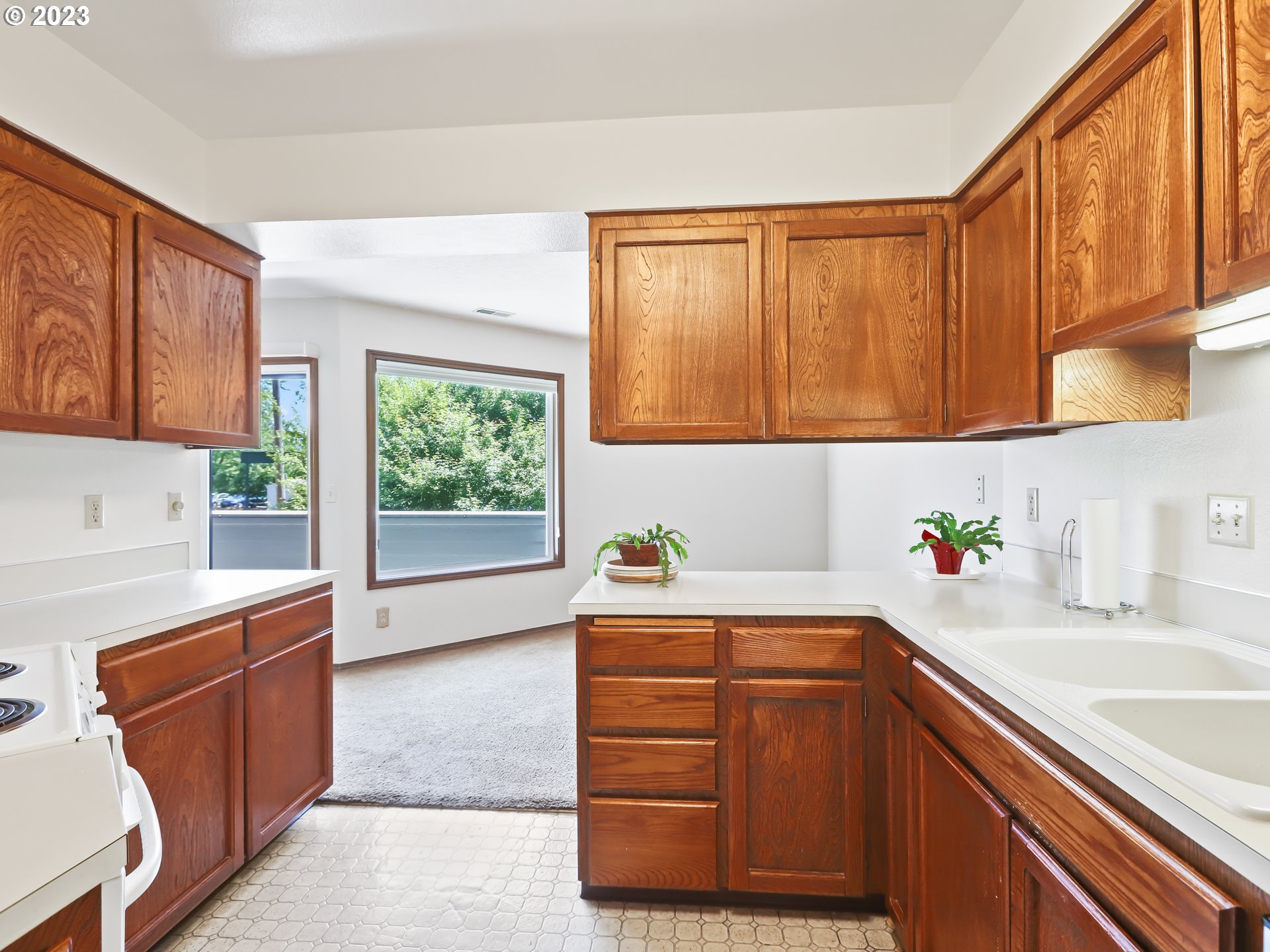 14575 Southwest Walker Road, Unit B14 Beaverton, OR 97006 - Photo 4 of 33 Gallery Image 4