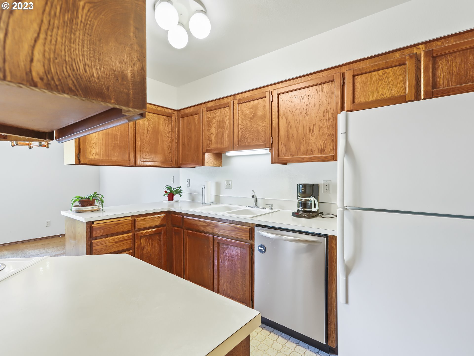 14575 Southwest Walker Road, Unit B14 Beaverton, OR 97006 - Photo 5 of 33 Gallery Image 5