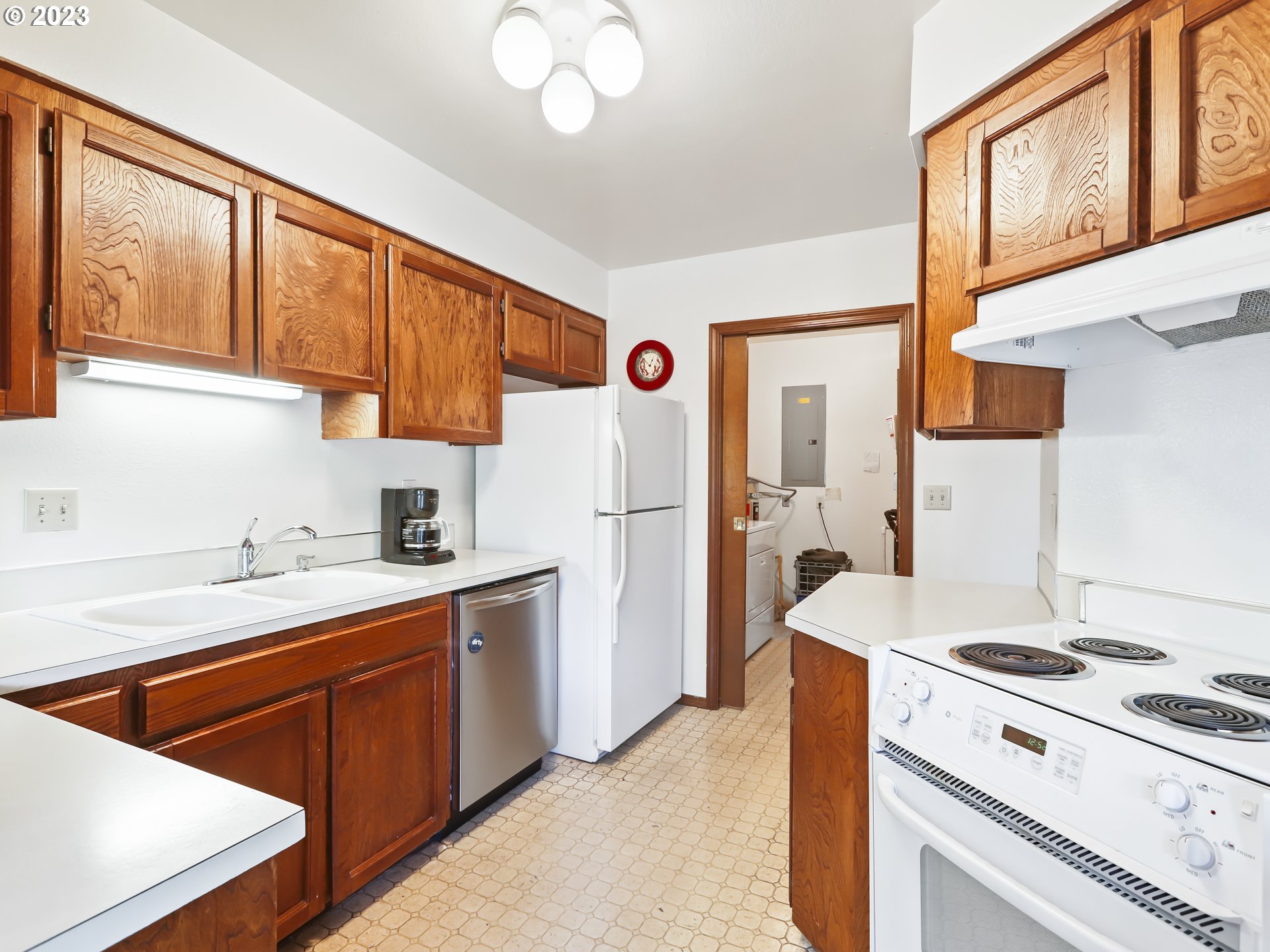 14575 Southwest Walker Road, Unit B14 Beaverton, OR 97006 - Photo 6 of 33 Gallery Image 6