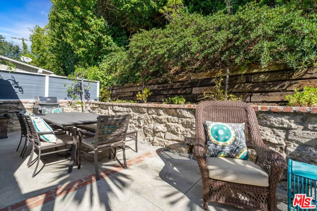 2850 Nichols Canyon Road Los Angeles, CA 90046 - Photo 25 of 38 a view of a patio with table and chairs and potted plants