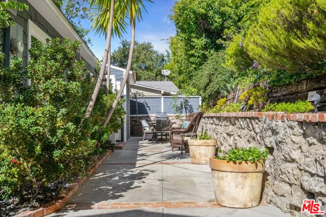 2850 Nichols Canyon Road Los Angeles, CA 90046 - Photo 26 of 38 a view of a patio with table and chairs and potted plants