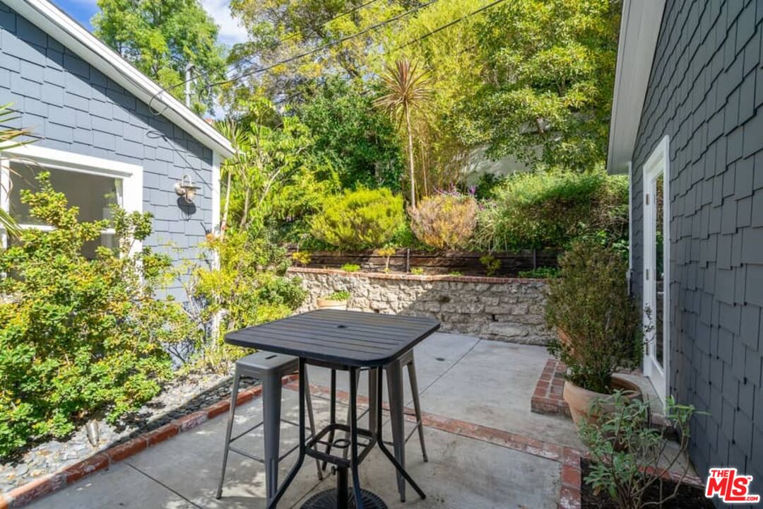 2850 Nichols Canyon Road Los Angeles, CA 90046 - Photo 27 of 38 a view of a patio with table and chairs and potted plants